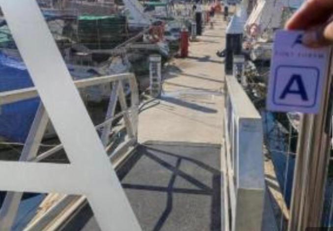 Nice Boat To Sleep In Barcelona 圣阿德里安-德贝索斯 外观 照片